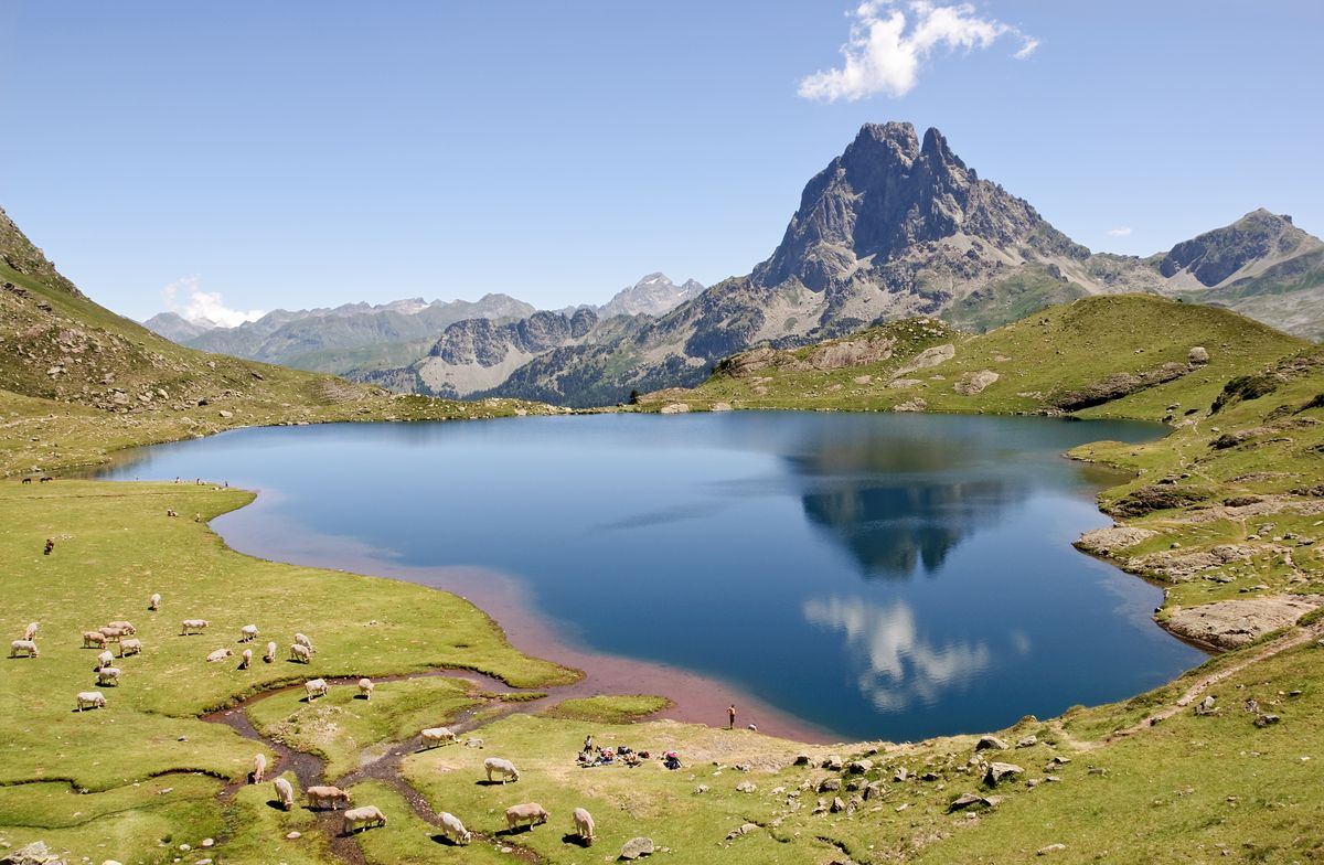 Lac Gentau et reflet du Pic du Midi d'Ossau
