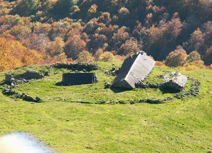 Buron traditionnel avec le Puy Mary en arrière-plan