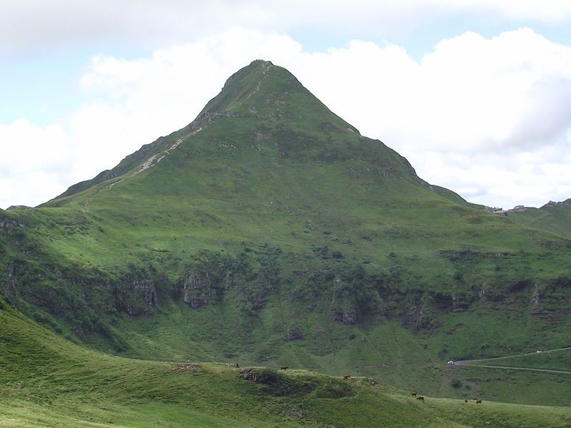 Puy Mary, sommet emblématique du Cantal - GR400