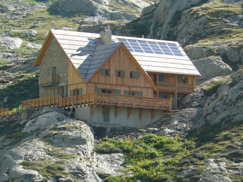 Refuge de Nice au bord du lac, Mercantour