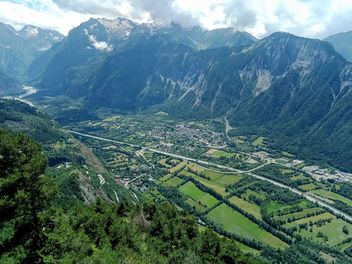 Bourg-d'Oisans vu depuis le Pas de la Confession