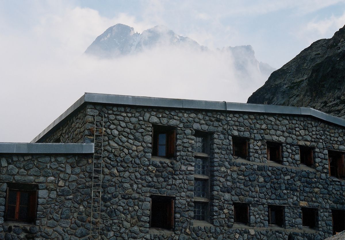 Refuge de la Pilatte au pied du glacier, massif des Écrins