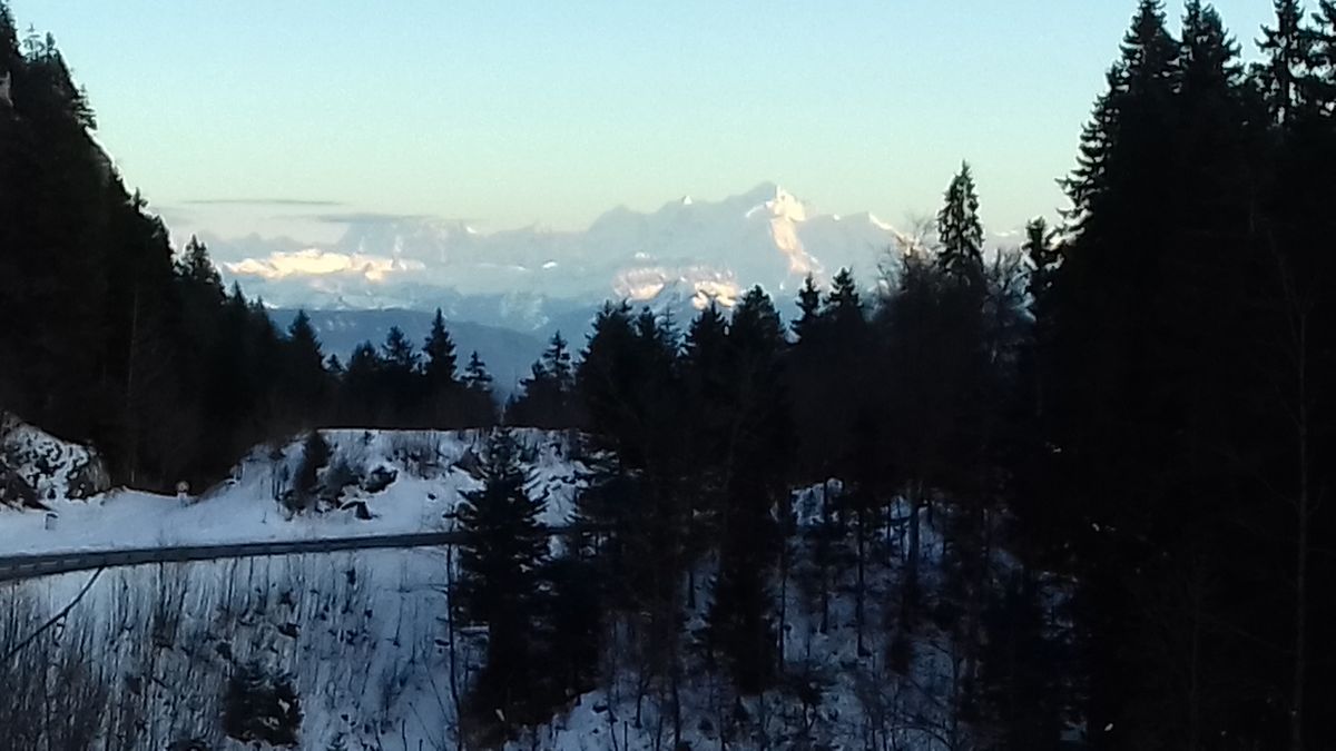 Vue sur le Mont Blanc depuis les crêtes du Jura